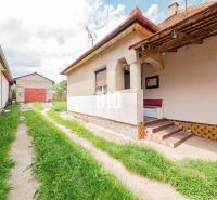 DOM, 1439 m2 pozemkom - Zbehy, Nitra (investičný potenciál) - Rodinný dom v Nitre s vedľajšou stavbou a malým dvorom.