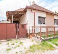 DOM, 1439 m2 pozemkom - Zbehy, Nitra (investičný potenciál) - Rodinný dom v Nitre s plechovým plotom a šikmou strechou.