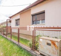 DOM, 1439 m2 pozemkom - Zbehy, Nitra (investičný potenciál) - Rodinný dom v Nitre s oplotením vedľa elektroinštalácií a vegetáciou na pozemku.