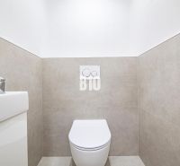Nový 3 izb. byt s 2x balkónom, Nitra - Chrenová (2026) - Kúpeľňa v 3-izbovom byte s wc a umývadlom, jednoduché obklady na stenách.