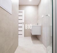 Nový 3 izb. byt s 2x balkónom, Nitra - Chrenová (2026) - Kúpeľňa v 3-izbovom byte s jednoduchým dizajnom a závesným umývadlom.