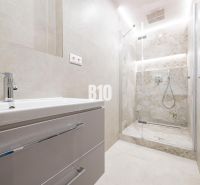 Nový 3 izb. byt s 2x balkónom, Nitra - Chrenová (2026) - Kúpeľňa v 3-izbovom byte s moderným sprchovým kútom a umývadlom.