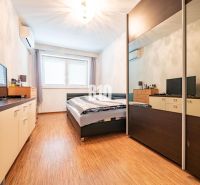 ZNÍŽENA CENA! 4 izb. rodinný dom, krásny pozemok  - Ivanka pri Nitre,  - Spálňa v rodinnom dome s podlahou s dreveným dekorom, skriňou a televízorom.