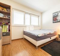 ZNÍŽENA CENA! 4 izb. rodinný dom, krásny pozemok  - Ivanka pri Nitre,  - Spálňa v rodinnom dome s podlahou s dreveným dekorom a poličkou plnou kníh a hračiek.