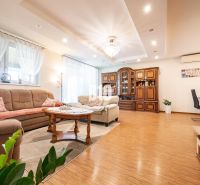 ZNÍŽENA CENA! 4 izb. rodinný dom, krásny pozemok  - Ivanka pri Nitre,  - Interiér rodinného domu s obývačkou, svetlými závesmi a podlahou s dreveným dekorom.