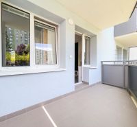 Na prenájom 2i byt 48m2 + park. miesto, Halalovka - Trenčín - Balkón 2-izbového bytu na Halalovke v Trenčíne s výhľadom na okolité paneláky.