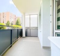 Na prenájom 2i byt 48m2 + park. miesto, Halalovka - Trenčín - Balkón v 2-izbovom byte na Halalovke v Trenčíne, s výhľadom na bytové domy.