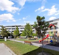 Predaj 2-izbový byt GREEN VILLAGE, loggia, parkovanie, Dunajská Lužná - Hojdačky a lavičky na detskom ihrisku v Dunajskej Lužnej, na Orechovej ulici.