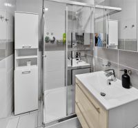 Predaj 2-izbový byt GREEN VILLAGE, loggia, parkovanie, Dunajská Lužná - Kúpeľňa so sprchovým kútom a bielym nábytkom v 2-izbovom byte.