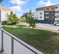 Predaj 2-izbový byt GREEN VILLAGE, loggia, parkovanie, Dunajská Lužná - Balkón 2-izbového bytu na Orechovej ulici v Dunajskej Lužnej s výhľadom na parkovacie miesta.