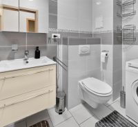 Predaj 2-izbový byt GREEN VILLAGE, loggia, parkovanie, Dunajská Lužná - Kúpeľňa s práčkou v 2-izbovom byte, obsahuje umývadlo, zrkadlo a WC.