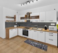 Predaj 2-izbový byt GREEN VILLAGE, loggia, parkovanie, Dunajská Lužná - Kuchyňa so svetlými skrinkami a podlahou s dreveným dekorom v 2-izbovom byte.