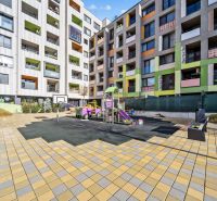 1.BCR | PRIESTRANNÝ 2-IZB. APARTMÁN V MAMAPAPA, PIVNICA, PARKING - Detské ihrisko obklopené farebnými bytovými domami na ulici Nejedlého v Bratislave - Dúbravke.