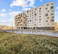 1.BCR | PRIESTRANNÝ 2-IZB. APARTMÁN V MAMAPAPA, PIVNICA, PARKING - Budova s viacposchodovým bytovým komplexom na Nejedlého ulici v Bratislave - Dúbravke.