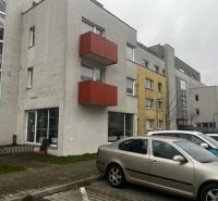 ÚTULNÝ 2 IZBOVÝ BYT - SILVANIUM  - Budova na Silvanovej ulici v Pezinku s parkovacími miestami pred 2-izbovými bytmi.