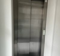 ÚTULNÝ 2 IZBOVÝ BYT - SILVANIUM  - Výťah v 2-izbovom byte, Silvanová ulica, Pezinok, ponúka pohodlný prístup.