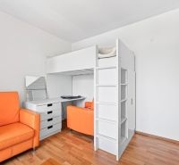 ATRAKTÍVNA NADSTAVBA 3. izb. bytu v CENTRE MESTA - Detská izba v 3-izbovom byte s podlahou s dreveným dekorom a oranžovým kreslom.