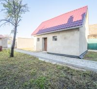 RD PO REKONŠTRUKCII spolu so STAVEBNÝM POZEMKOM na druhý dom   - Rodinný dom na Kupeckého ulici v Pezinku s červenou strechou a záhradou.