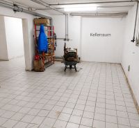 Predaj rodinného domu, Neusiedl am See - Kellerraum s dlažbou, policou a bundou v rodinnom dome.