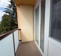 Exkl. prenájom 3 iz bytu na Vážskej ul. v Piešťanoch REZERVOVANÝ - Balkón 3-izbového bytu na Vážskej ulici v Piešťanoch s výhľadom na zeleň.