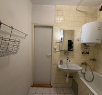 Exkl. prenájom 3 iz bytu na Vážskej ul. v Piešťanoch REZERVOVANÝ - Kúpeľňa v 3-izbovom byte s umývadlom, vaňou a ohrievačom vody na stene.