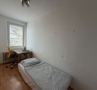 Exkl. prenájom 3 iz bytu na Vážskej ul. v Piešťanoch REZERVOVANÝ - Izba v 3-izbovom byte s posteľou, stolom a podlahou s dreveným dekorom.