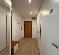 Exkl. moderný, priestranný 3 iz byt s lódžiou v Piešťanoch REZERVOVANÝ - Chodba v 3-izbovom byte s podlahou s dreveným dekorom a bielymi stenami.