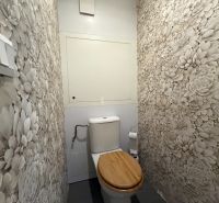 Exkl. moderný, priestranný 3 iz byt s lódžiou v Piešťanoch REZERVOVANÝ - Toaleta s kvetinovými tapetami a dreveným sedátkom v 3-izbovom byte.