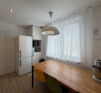Exkl. moderný, priestranný 3 iz byt s lódžiou v Piešťanoch REZERVOVANÝ - Kuchyňa vo svetlých farbách s podlahou s dreveným dekorom v 3-izbovom byte.