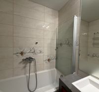 Exkl. moderný, priestranný 3 iz byt s lódžiou v Piešťanoch REZERVOVANÝ - Kúpeľňa v 3-izbovom byte so sprchovým kútom a kvetinovým obkladom.