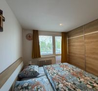 Exkl. moderný, priestranný 3 iz byt s lódžiou v Piešťanoch REZERVOVANÝ - Spálňa s veľkou skriňou, dvojposteľou a oknom v 3-izbovom byte.