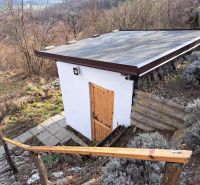 ZĽAVA! Čarovná chata v Malých Karpatoch na slnečnom pozemku - Malá chata so šikmou strechou v Dolných Orešanoch na kopcovitej ulici Dolné Orešany.