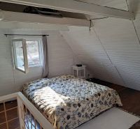 ZĽAVA! Čarovná chata v Malých Karpatoch na slnečnom pozemku - Spálňa s podlahou s dreveným dekorom a posteľou v Chate.