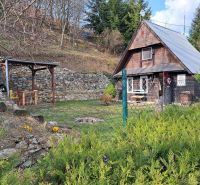 ZĽAVA! Čarovná chata v Malých Karpatoch na slnečnom pozemku - Chata s dreveným dekorom v obci Dolné Orešany, na ulici Dolné Orešany, obklopená prírodou.