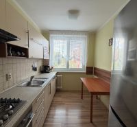 Exk. prenájom zariadeného 3 iz bytu v Piešťanoch REZERVOVANÝ - Kuchyňa v 3-izbovom byte s podlahou s dreveným dekorom a kuchynskou linkou.