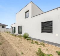 Moderný rodinný dom, ktorý vás prekvapí priestorom aj atmosférou - Rodinný dom na Sokolej-Kolibrikovej ulici v Chorvátskom Grobe s neudržiavanou záhradou.