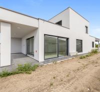 Moderný rodinný dom, ktorý vás prekvapí priestorom aj atmosférou - Rodinný dom na Sokolej-Kolibrikovej ulici v Chorvátskom Grobe s priestrannou terasou.