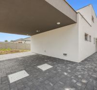 Moderný rodinný dom, ktorý vás prekvapí priestorom aj atmosférou - Rodinný dom na Sokolej-Kolibrikovej v Chorvátskom Grobe s priestranným parkovacím státím.