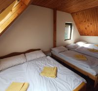 Trojpodlažná rekreačná chata  stredisko Kamenec - Zemplínska Šírava - Podkrovná izba na Chate s piatimi posteľami a dreveným stropom.