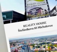 Trojpodlažná rekreačná chata  stredisko Kamenec - Zemplínska Šírava - Budova s reklamou realitnej kancelárie na ulici Štefánikova 10, Michalovce.