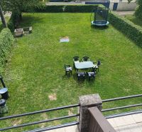 Trojpodlažná rekreačná chata  stredisko Kamenec - Zemplínska Šírava - Záhrada pri chate v Kaluži s trampolínou a posedením na tráve.