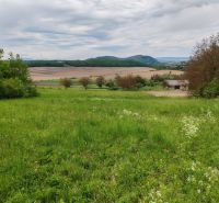 Pozemok na samote s panorámou hradu Čičva — ideálne na dom alebo farmu - Pozemky - bývanie na Hlavnej ulici v Tovarnianskej Polianke, obklopené prírodou a kopcami.