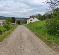Pozemok na samote s panorámou hradu Čičva — ideálne na dom alebo farmu - Pozemky - bývanie na Hlavnej ulici v Tovarnianskej Polianke, obklopené zeleňou a vidieckym prostredím.