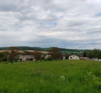 Pozemok na samote s panorámou hradu Čičva — ideálne na dom alebo farmu - Pozemok na bývanie v Tovarnianskej Polianke na Hlavnej ulici s výhľadom na krajinu.