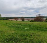 Pozemok na samote s panorámou hradu Čičva — ideálne na dom alebo farmu - Pozemky - bývanie na Hlavnej ulici v Tovarnianskej Polianke s výhľadom na krajinu.