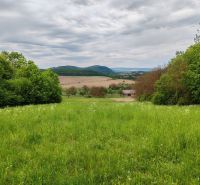 Pozemok na samote s panorámou hradu Čičva — ideálne na dom alebo farmu - Zeleň na pozemku v Tovarnianskej Polianke na Hlavnej, vhodnom na bývanie, obklopená stromami.