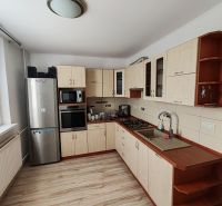 REZERVOVANÉ - Kuchyňa v 3-izbovom byte s podlahou s dreveným dekorom a spotrebičmi.