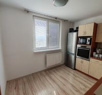 REZERVOVANÉ - Kuchyňa v 3-izbovom byte s oknom a podlahou s dreveným dekorom.