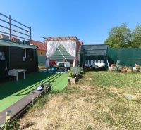 S láskou budovaný domov s dušou v Divín – opäť voľný - Záhrada rodinného domu v Divíne s altánkom, hojdačkou a zeleným trávnikom.
