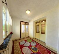 Predaj 5-izbového domu s množstvom zelene! - Chodba v rodinnom dome s farebným kobercom a presklenými dverami.